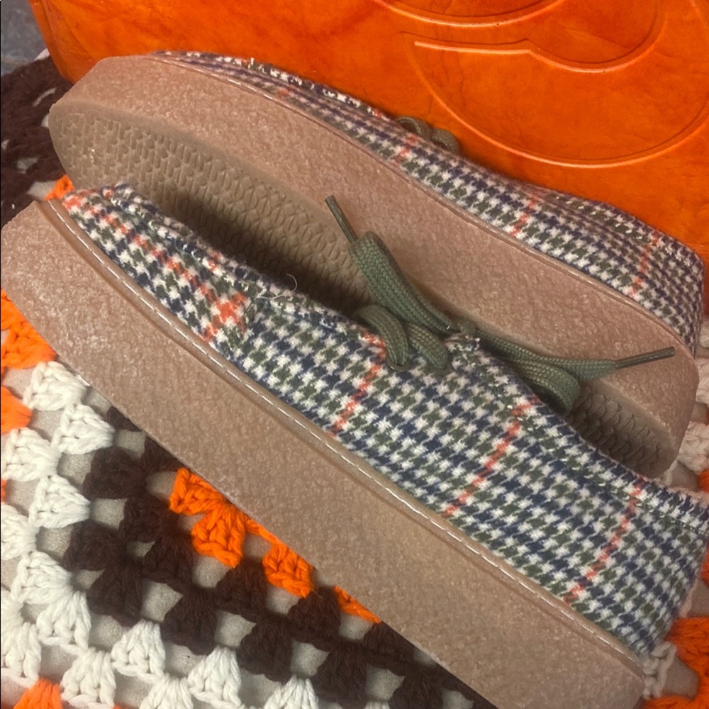 Hush Puppies - Retro style- Plaid loafer shoes- 1” rubber sole - Picture 3 of 11